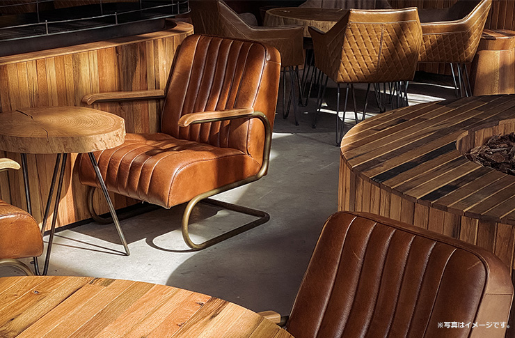 木目とレザー生地で統一された素敵なお部屋の写真