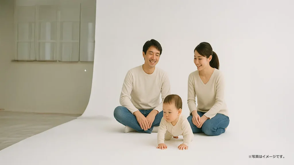 写真スタジオで赤ちゃんと写真を撮る家族