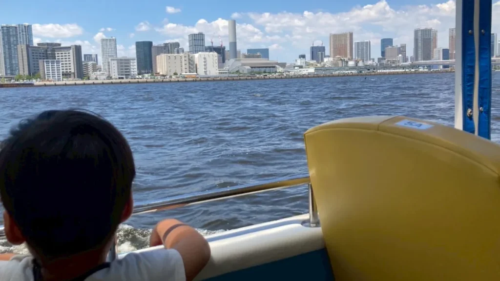 スカイダックから海を眺める子供