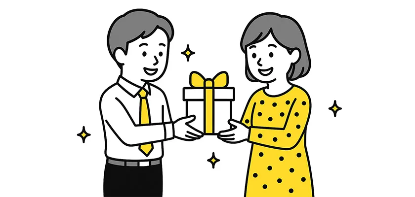 母親からプレゼントをもらう男性