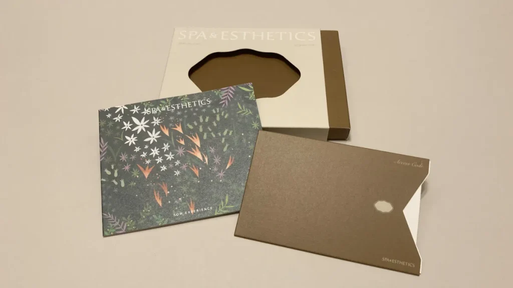 個室スパ・エステギチケット　パッケージを開けると冊子とチケット