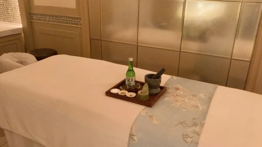 ラピデム東京　ベッドの上に置かれたアイテム