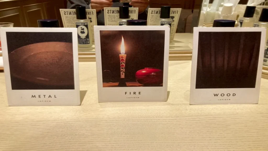 ラピデム東京　カードからオイルを選ぶ様子