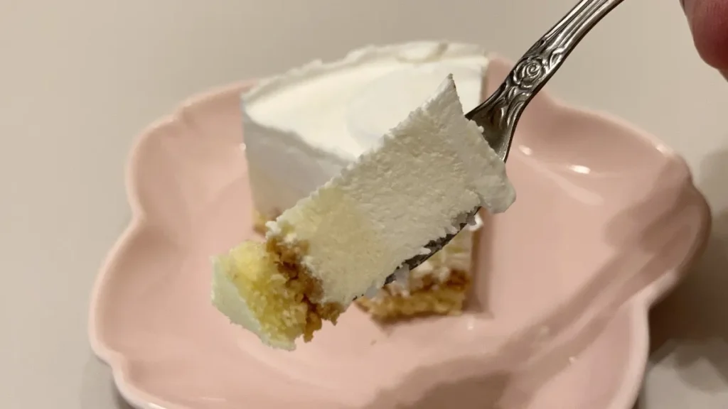 ビアードパパ　レアチーズケーキ　フォークで食べるところ