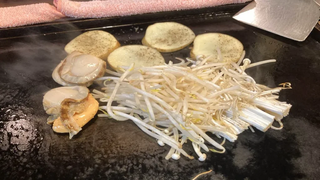 鉄板焼き 3種盛りを炒めている様子