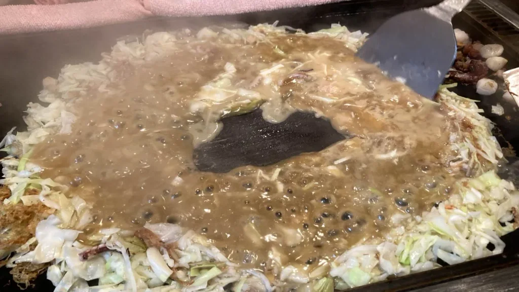 だるまくんもんじゃを作っている様子