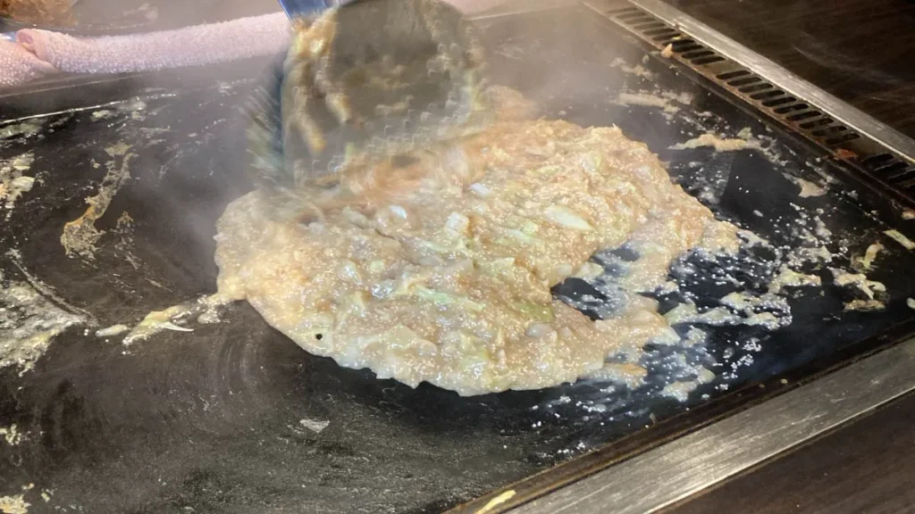 もち明太もんじゃを作っている様子